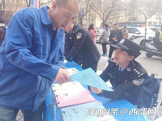 向群眾發放宣傳單頁參加活動等形式多樣的宣傳。