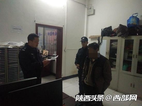 民警對覃某酗酒撥打110報假警現場批評教育。