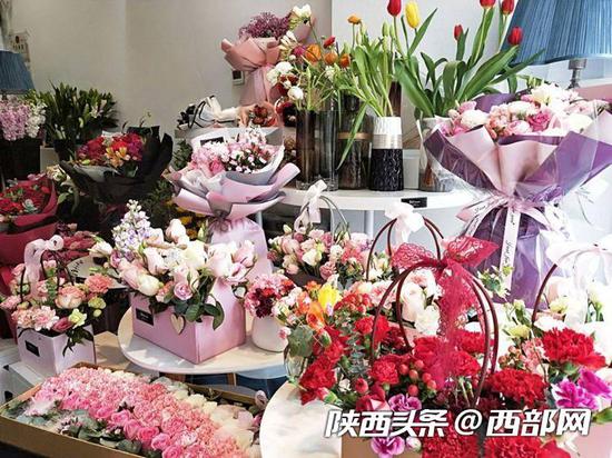 西安龙首原一家花店里摆满了顾客预定的花束。