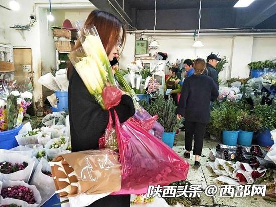 朱雀花卉批发市场,前来采购的顾客络绎不绝。