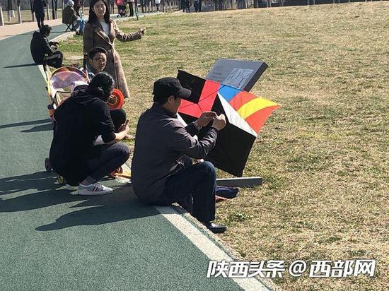 西安大爷用垃圾袋做风筝。
