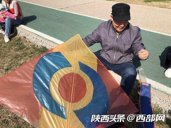 刘师傅向记者展示自己制作的“焦点访谈”图案风筝。