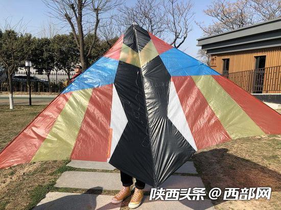 用塑料袋制作的风筝。