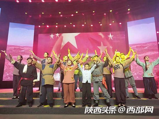 300名環衛工人走進劇院觀看《黃河歌謠》情景演出。