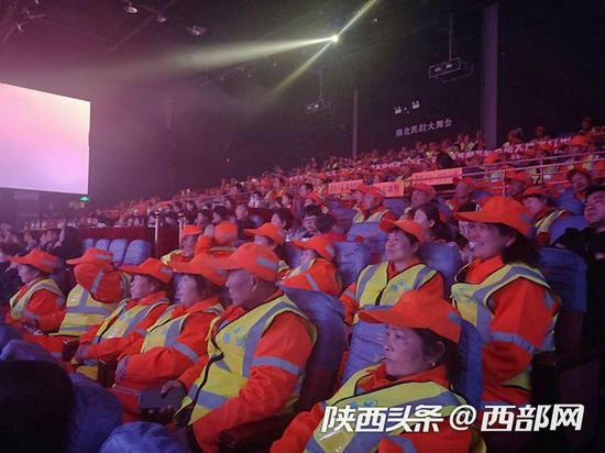 300名环卫工人走进剧院观看《黄河歌谣》情景演出。