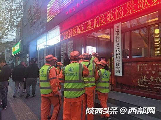 300名環衛工人走進劇院觀看《黃河歌謠》情景演出。