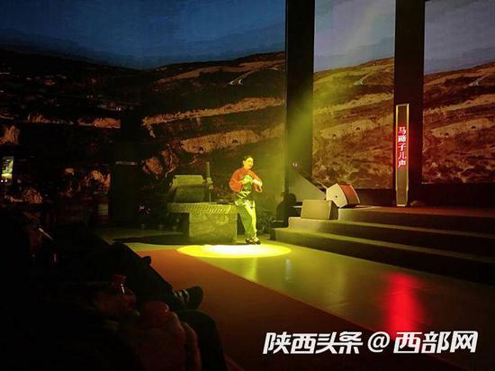 300名環衛工人走進劇院觀看《黃河歌謠》情景演出。