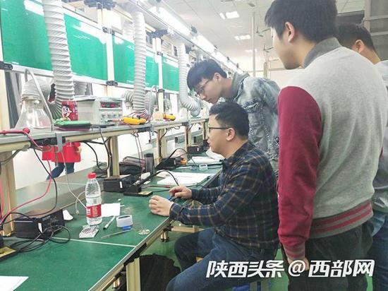 郵電大學實驗室，學生正在接受老師的實驗指導。