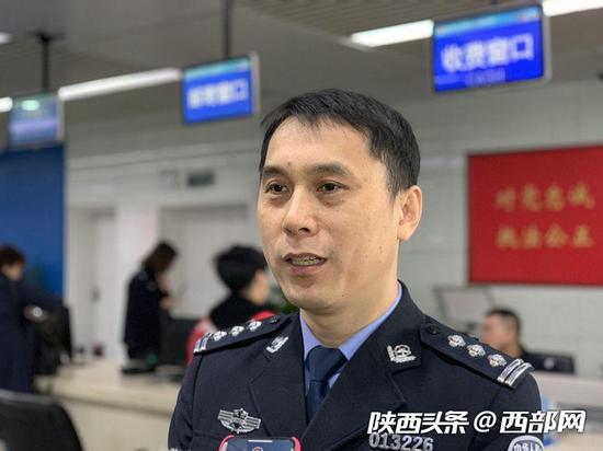 西安市公安局出入境管理局副局长宋阳介绍出境证件“全国通办”的情况。