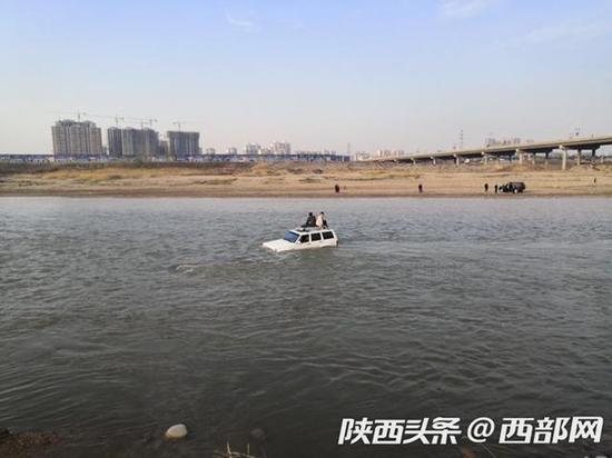男子駕車在渭河河道里游玩被困。