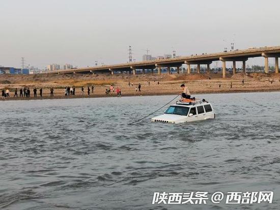 男子驾车在渭河河道里游玩被困。