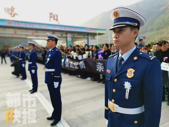 当护送人员带着烈士的骨灰、遗像