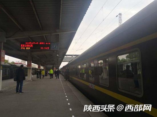 從安康始發(fā)的K8188次列車。