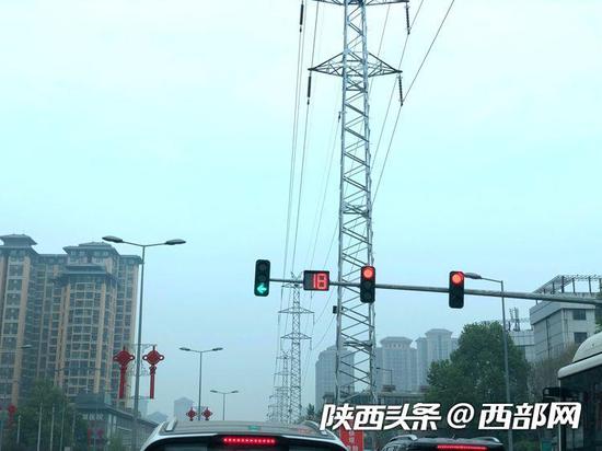 十多座高压电塔矗立在星火路马路中间，每个电塔之间都隔了100米左右距离。