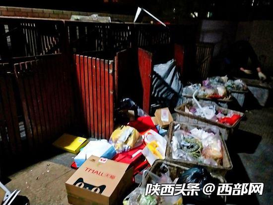 东门外某小区内,保洁员每晚花3至4个小时徒手分拣垃圾。