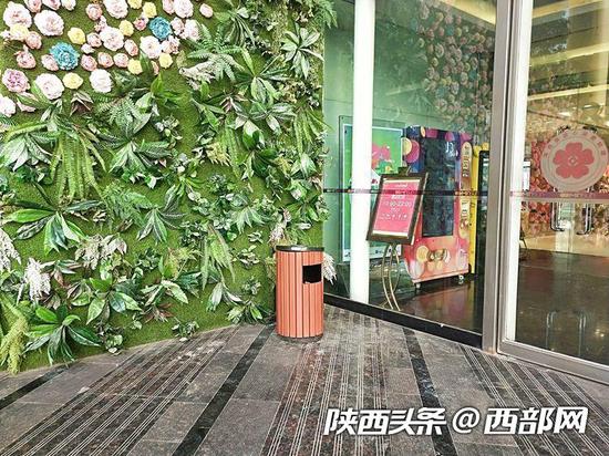钟楼民生商场入口处也是单桶的垃圾箱。