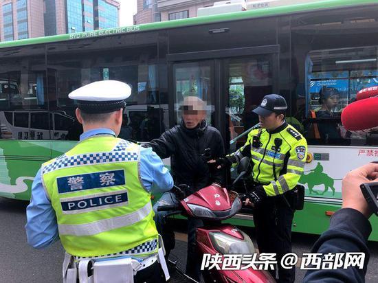 西安交警蓮湖大隊聯(lián)合多部門突擊整頓“黑摩的”。