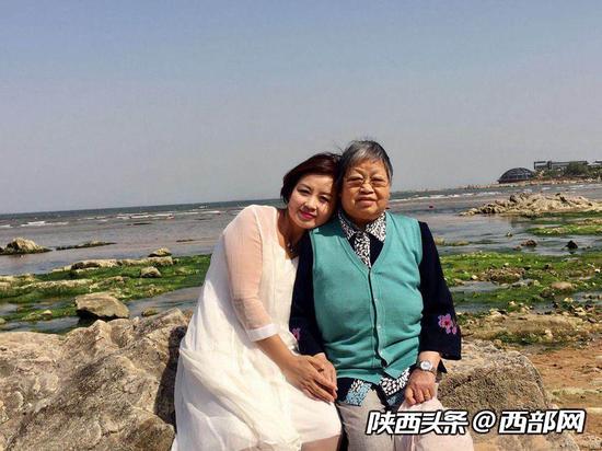 這是來自長安區的平兒和她母親的合影，是在2017年5月在北京拍的。