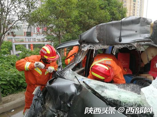 面包車追尾大卡車釀慘禍，消防救援 。