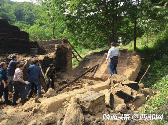 干部群众共同拆除危旧土坯房。