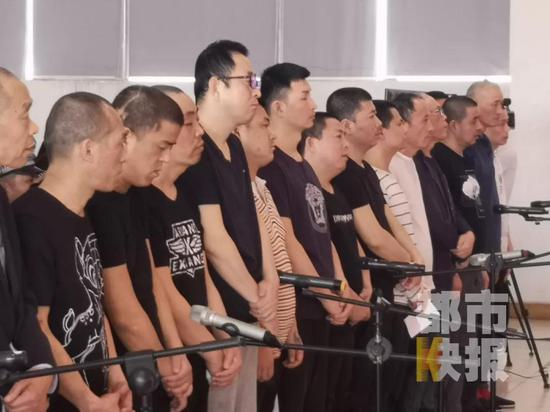 (从左到右第五位为尤某峰)