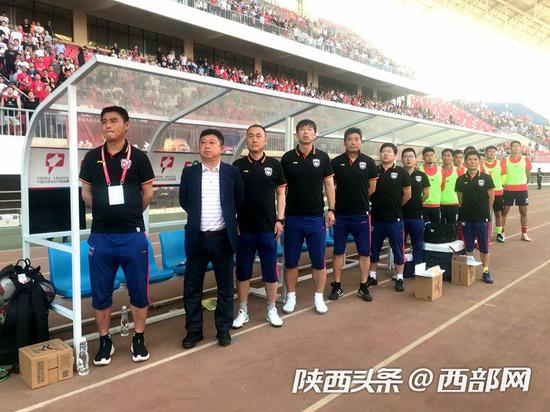 陜西長安競技新帥王波（左二）迎來主場首秀。