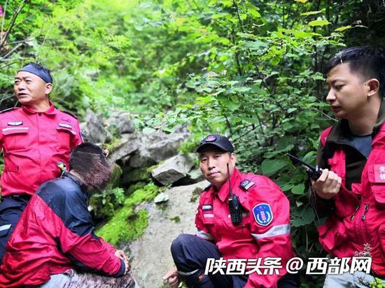 被救下山后,王某立刻被送往西安交通大学第一附属医院。