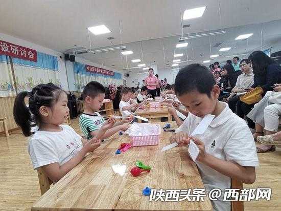 現場,教育機器人與孩子們互動。