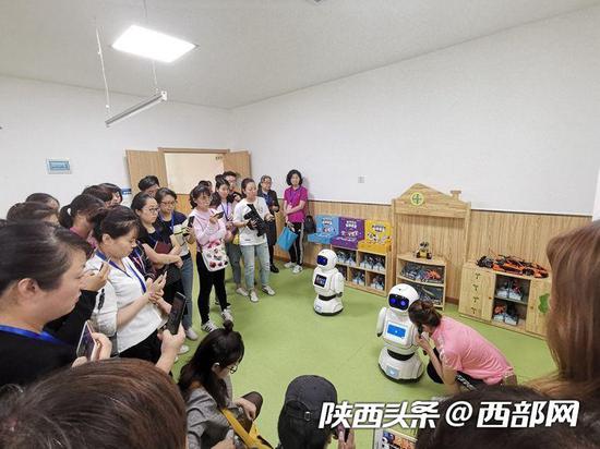 6月28日下午,“蓮湖區學前教育數字化建設研討會”在西安市新苗幼兒園召開。