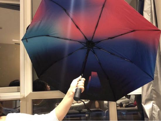 西安美术学院特制晴雨伞。(图片来源于网络)