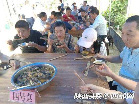 “一锅炖”长寿美食火了竹叶村。