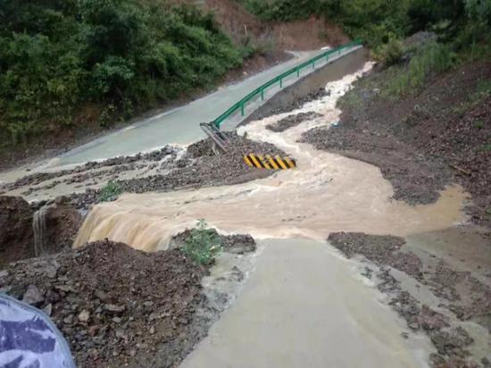 城镇道路和部分商铺被淹