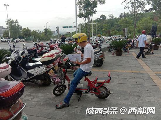 市民骑摩托车到汉滨区政务服务中心办事