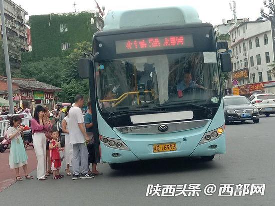 市民在南门小区转乘5路公交车到汉滨区政务服务中心办事