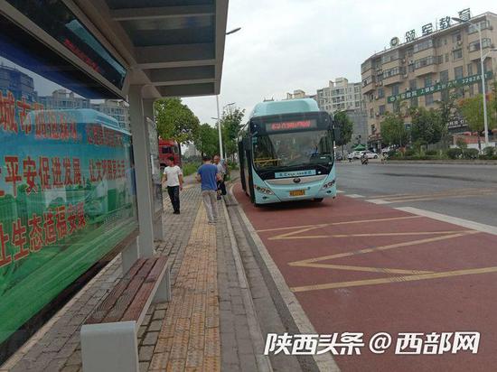 市民可乘坐9路车直接到汉滨区政务服务中心办事