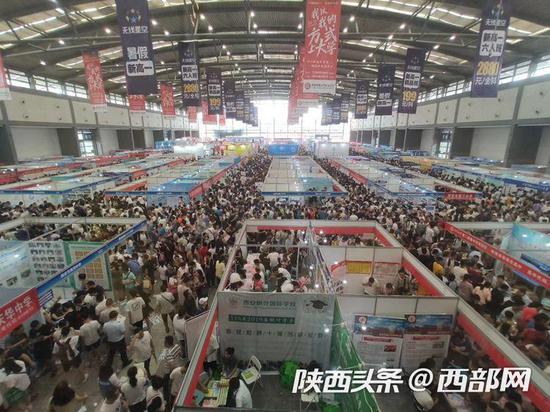 咨询会现场人潮拥挤