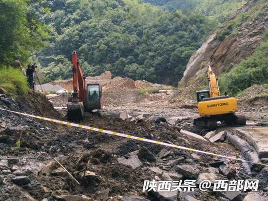 暴雨致道路受损当地正在加紧修建。