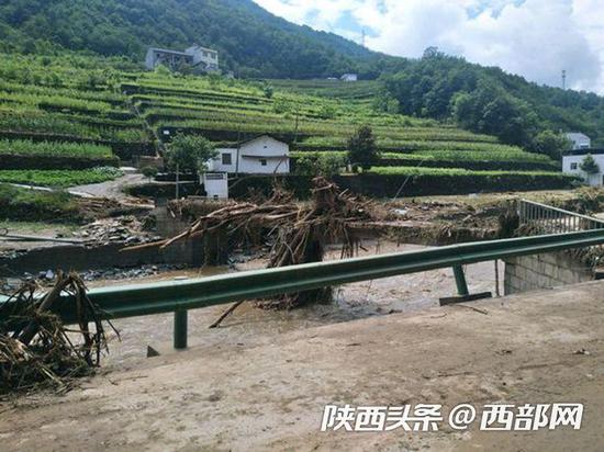 强降雨致河边护栏及河岸受损。