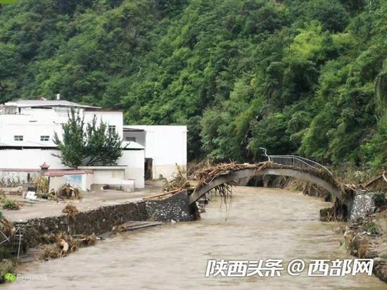 强降雨致桥梁受损。