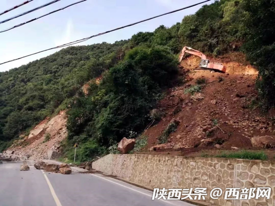 G244潘太段白家河滩处塌方,交通部门正在加紧抢修。