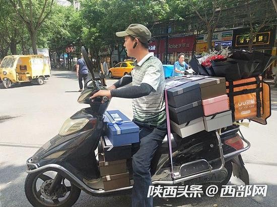 街头送花的跑腿小哥。