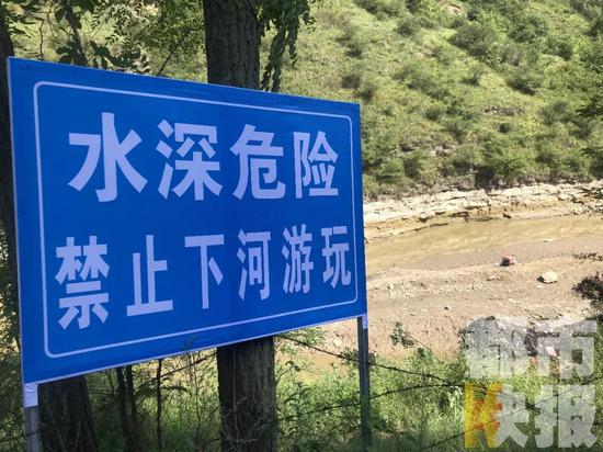 隨后記者在事故現場也見到了幾名溺水者的家長。