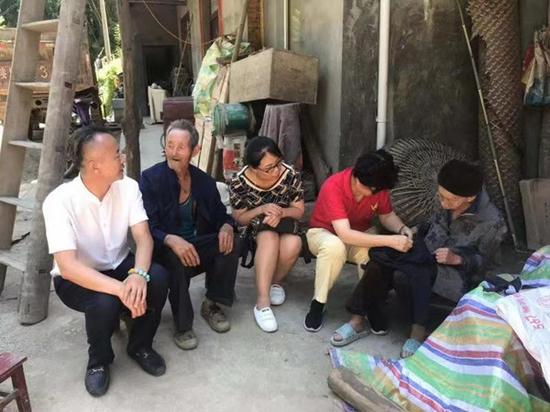 和贫困户亲切交流