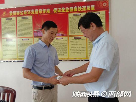 安康昌达驾校负责人给唐龙(左)现场退还60元考前适应费。