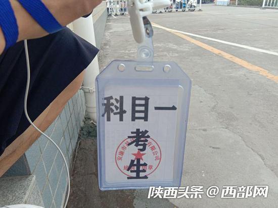 8月24日,学员在昌达驾校参加科目一的考试证件。