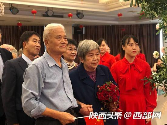 執(zhí)子之手與子偕老!10對老人攜手共慶“金婚”