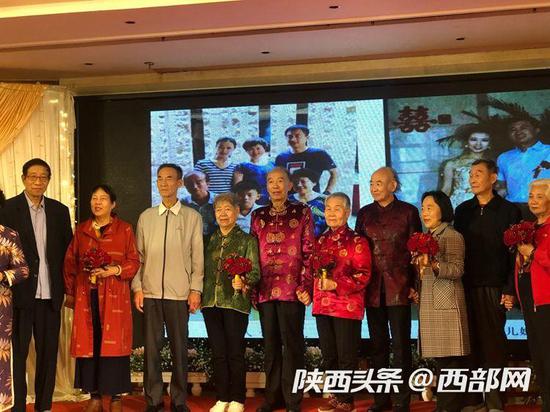 執(zhí)子之手與子偕老!10對老人攜手共慶“金婚”