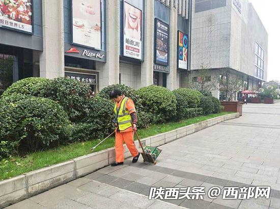 益田假日广场上的保洁阿姨说,经常有人偷偷将装修垃圾及食物残渣等扔到街边垃圾桶。
