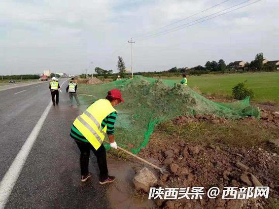 108国道改建工程咸阳段多县区被倒建筑垃圾