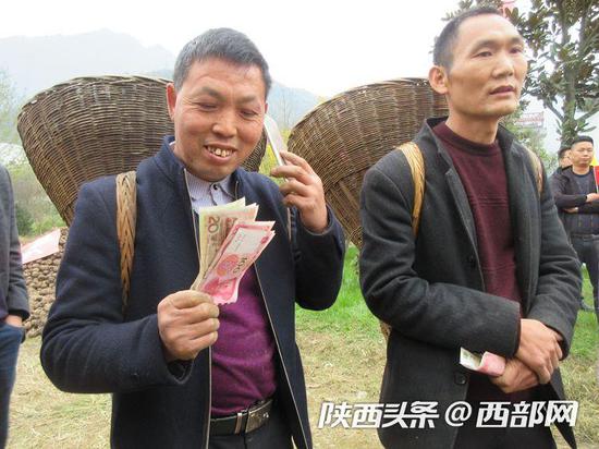 在安康岚皋第二届魔芋丰收节上,岚皋芋农的欣喜写在脸上。